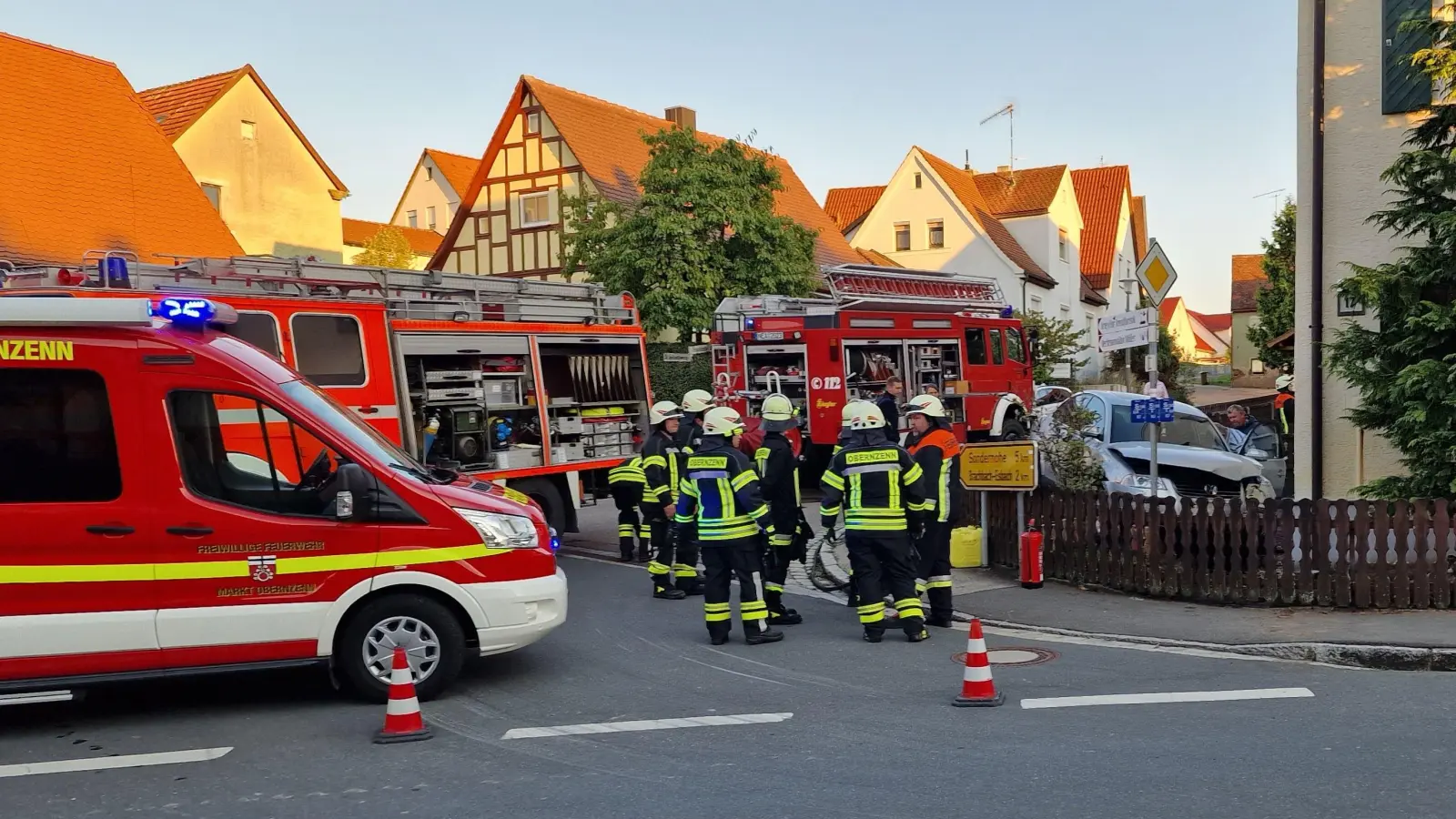Auf der Brachbacher Straße in Obernzenn hat ein Autofahrer den Zaun eines Grundstücks durchbrochen und ist gegen eine Hauswand gefahren.  (Foto: NEWS5 / Schreiber)
