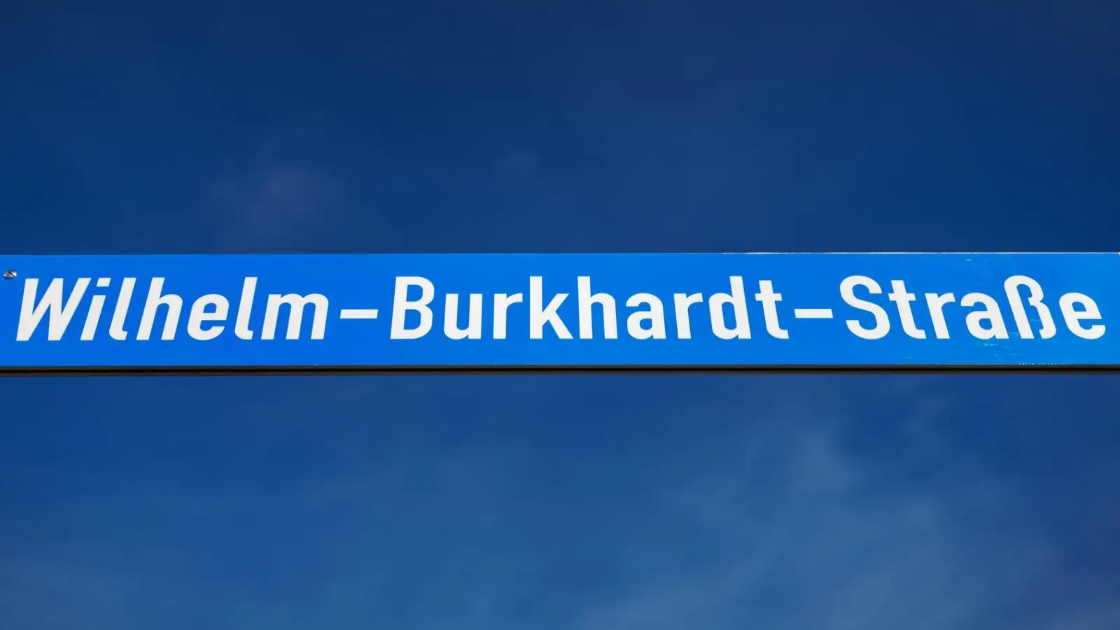 Die mittelfränkische Marktgemeinde Allersberg muss die bisherge Wilhelm-Burkhardt-Straße umbenennen - der Namensgeber war ein Nationalsozialist. (Archivbild) (Foto: Daniel Karmann/dpa)