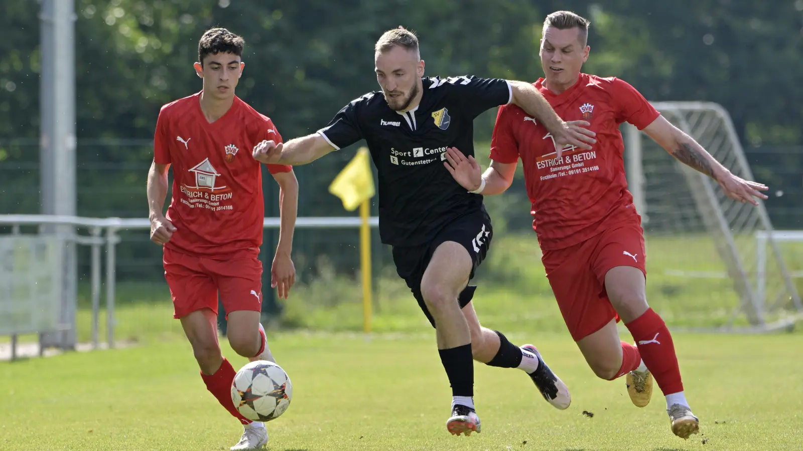 Selbst wenn der SVG-Kader vollständig wäre, dürfte Niklas Rückel (in Schwarz, hier im Spiel gegen Buckenhofen) gesetzt sein. Er der Dauerläufer auf der rechten Außenbahn bei Steinachgrund. (Foto: Martin Rügner)