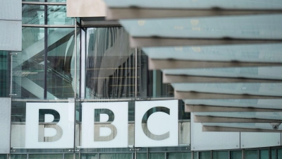 Blick auf das BBC-Gebäude in London: Mit einem Podcast versucht der Sender, dem Street-Art-Künstler Banksy auf die Spur zu kommen. (Foto: James Manning/PA Wire/dpa)