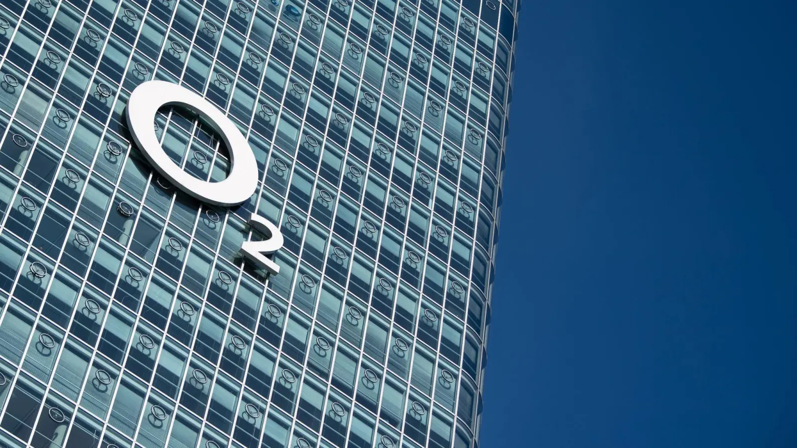 Das Logo des Telekommunikationsanbieters O2 ist an der Deutschlandzentrale zu sehen. (Foto: Sven Hoppe/dpa/Archivbild)