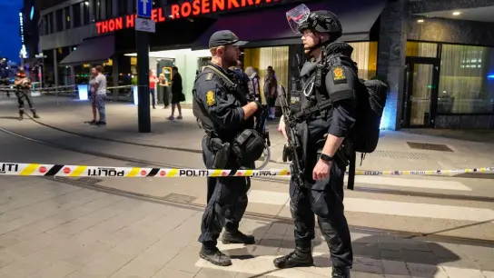 Polizisten bewachen den Tatort vor einem Nachtclub in der norwegischen Hauptstadt Oslo. (Foto: Javad Parsa/NTB/dpa)