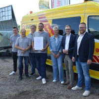 Bürgermeister Alexander Müller, Landrat Dr. Christian von Dobschütz, Firmengründerin Jutta Bauereiß sowie Dominik Bauereiß (von rechts) und sein Team präsentierten voller Stolz das neue Gütesiegel. Dieses Zertifikat muss übrigens jedes Jahr bestätigt werden.  (Foto: Patrick Lauer)