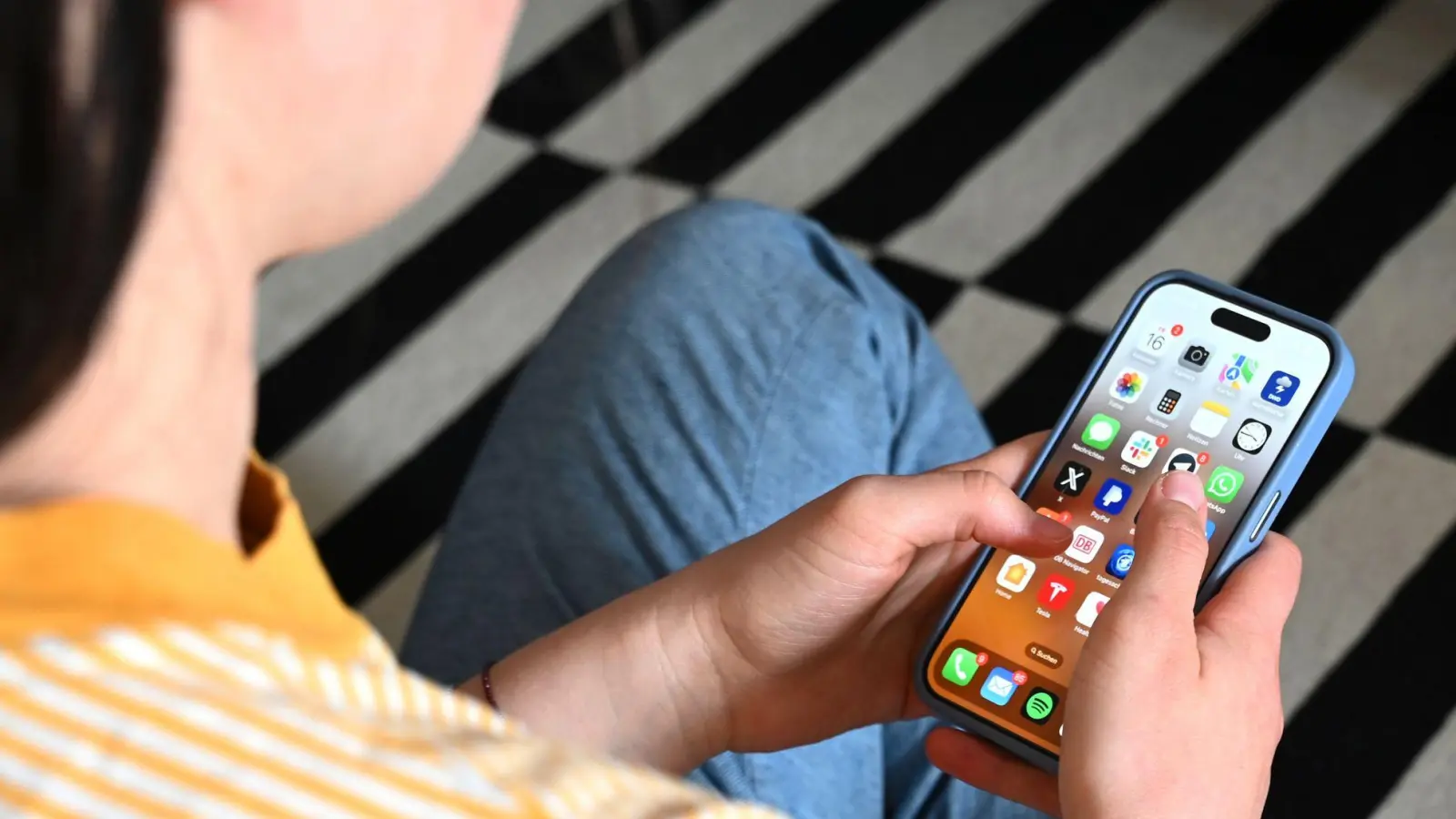 Am ehesten wollen die Befragten nicht auf Fotos oder peinliche Suchverläufe schauen lassen. (Symbolbild) (Foto: Elisa Schu/dpa)