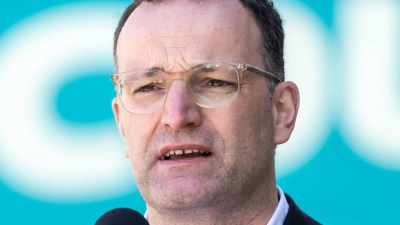„Es gibt manchmal keine einfache Antwort“, sagt Unionsfraktionschef Jens Spahn (CDU) zur Frage, wie seine persönliche Entscheidung und die Positionen seiner Partei zusammenpassen. (Archivbild) (Foto: Michael Kappeler/dpa)