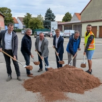 Beim Spatenstich (von links): Daniel Rosenbaum vom Staatlichen Bauamt Ansbach, Markus Kriegler vom Tiefbauamt am Landratsamt Ansbach, Bürgermeister Markus Prokopczuk, Landrat Marco Meier, Planer Willi Heller und Bauleiter Gabriel Stimpfle. (Foto: Friedrich Zinnecker)