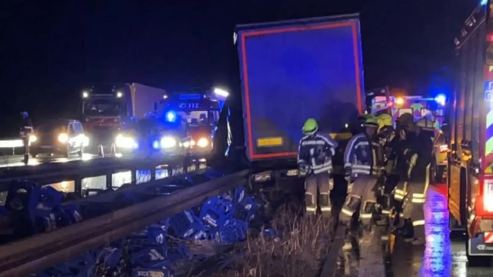 Auf der A6 bei Feuchtwangen ist es am Freitagmorgen zu einem Unfall gekommen. Bierkästen lagen verteilt auf der Fahrbahn. (Foto: VPI Ansbach)