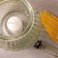 Lässt sich eine Kerze in einem hohen Glas mit einer Spaghetti anzünden? (Foto: Christin Klose/dpa-tmn)