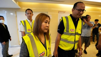 Mitarbeiter der britischen Botschaft besuchen in einem Hospital in Bangkok  britische Passagiere, die bei dem Flug verletzt wurden. (Foto: Sakchai Lalit/AP/dpa)