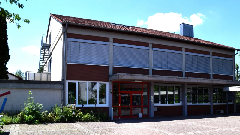 Die Grundschule Lipprichhausen-Gollhofen wird wohl ab dem Winter 2027 saniert. Die Vorbereitungen dafür nehmen jetzt so richtig Fahrt auf.  (Foto: Gerhard Krämer)