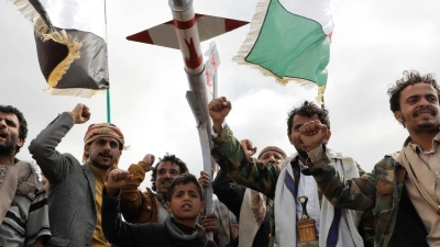 Anhänger der Huthi in Sanaa. Die Huthi agieren nach eigenen Angaben aus Solidarität mit der islamistischen Hamas im Gazastreifen und richten ihre Attacken auf Frachter mit angeblicher Verbindung zu Israel, den USA oder Großbritannien. (Foto: Osamah Abdulrahman/AP/dpa)