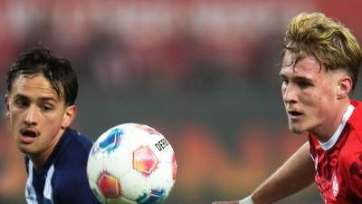 Kaiserslauterns Mika Haas (r) und Herthas Michal Karbownik im Zweikampf. (Foto: Thomas Frey/dpa)