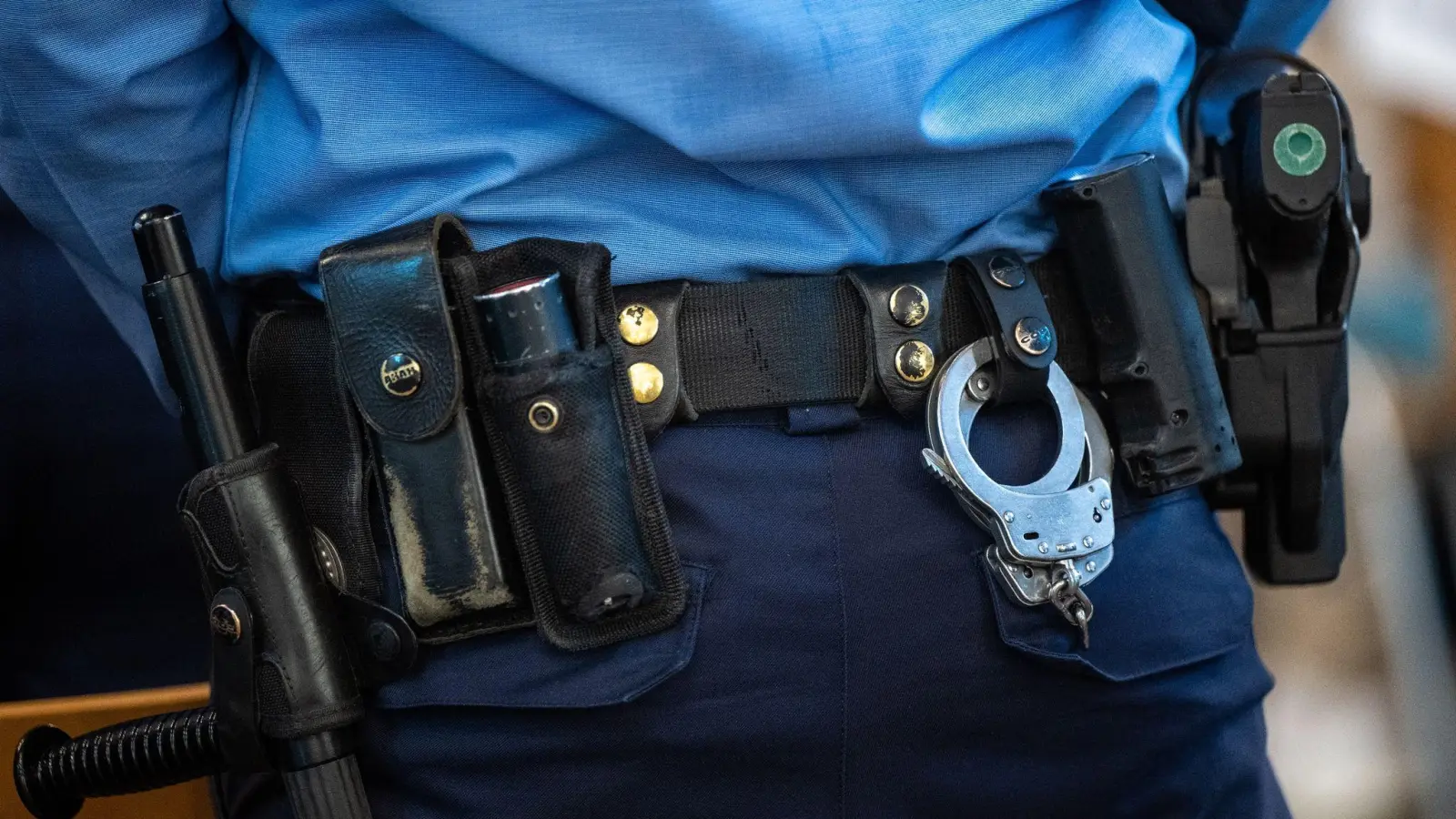 Die Polizistenuniform wird von Strippern gerne als Kostüm verwendet - doch Vorsicht, was die Waffe angeht! (Foto: Monika Skolimowska/dpa)