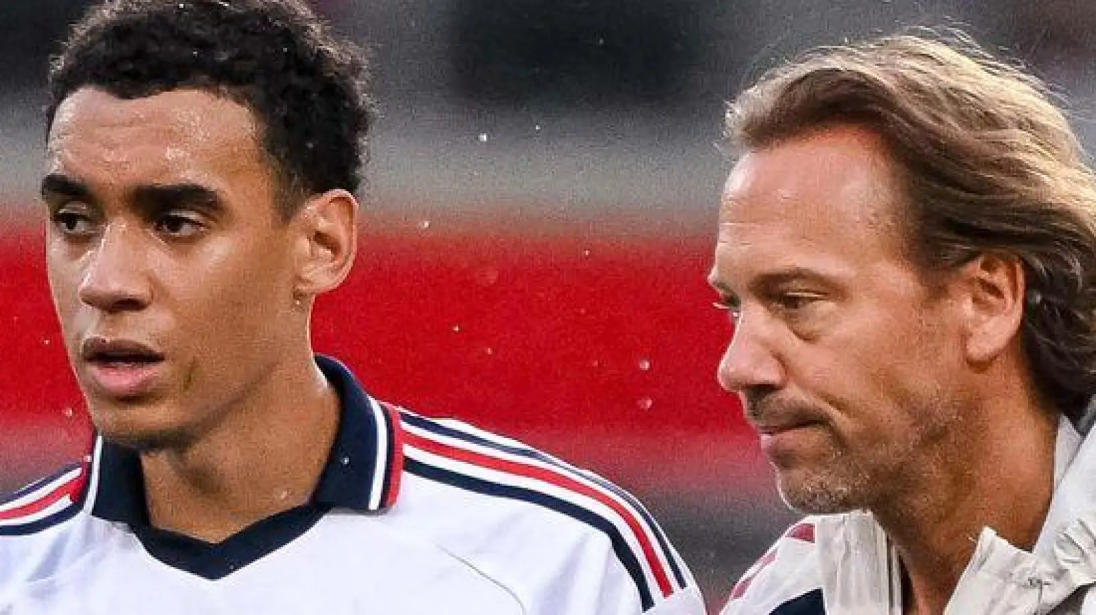 Jamal Musiala verlässt nach seinem Zusammenbruch in Heidenheim den Platz in Begleitung eines Teamarztes. (Foto: Harry Langer/DeFodi/dpa/dpa)