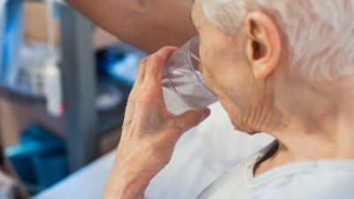Ältere Menschen sind durch starke Hitze besonders gefährdet (Archivbild).  (Foto: Jana Bauch/dpa)