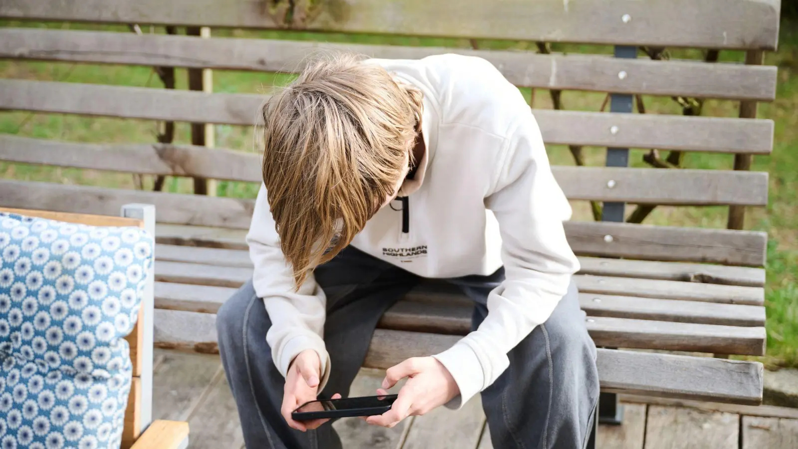 Viele Kinder und Jugendliche verbringen zu viel Zeit mit digitalen Medien, was bei Eltern oft zu Sorge und Überforderung führt. (Foto: Annette Riedl/dpa/dpa-tmn)