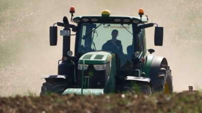 Ein Traktor bearbeitet mit der Scheibenegge ein Feld. (Foto: Thomas Frey/dpa)