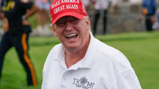 Donald Trump, ehemaliger Präsident der USA, hier beim Bedminster Invitational LIV Golf Turnier, wird bei einem Treffen rechtskonservativer Aktivisten in Dallas sprechen. (Foto: Seth Wenig/AP/dpa)