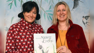 Melanie Kirchgessner (links) und Bettina Bucka haben ein Kinderbuch herausgebracht. Titelheld: Kiebitz Locke. (Foto: Johannes Zimmermann)