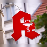 Kann auch Impfen: Einige Gesundheitsdienstleistungen gibt es auch in der Apotheke - oft geht es hier schneller als beim Arzt. (Foto: Monika Skolimowska/dpa)