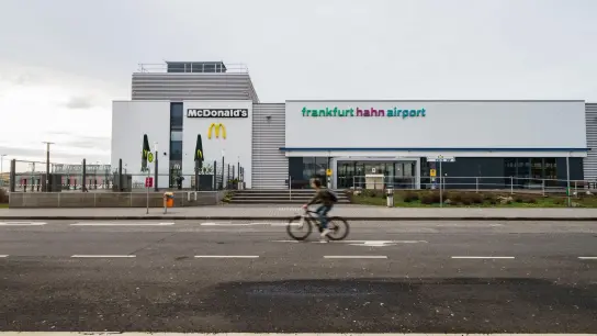 Der eher abgelegene Flughafen Hahn hat eine wechselvolle Geschichte. (Foto: Andreas Arnold/dpa)