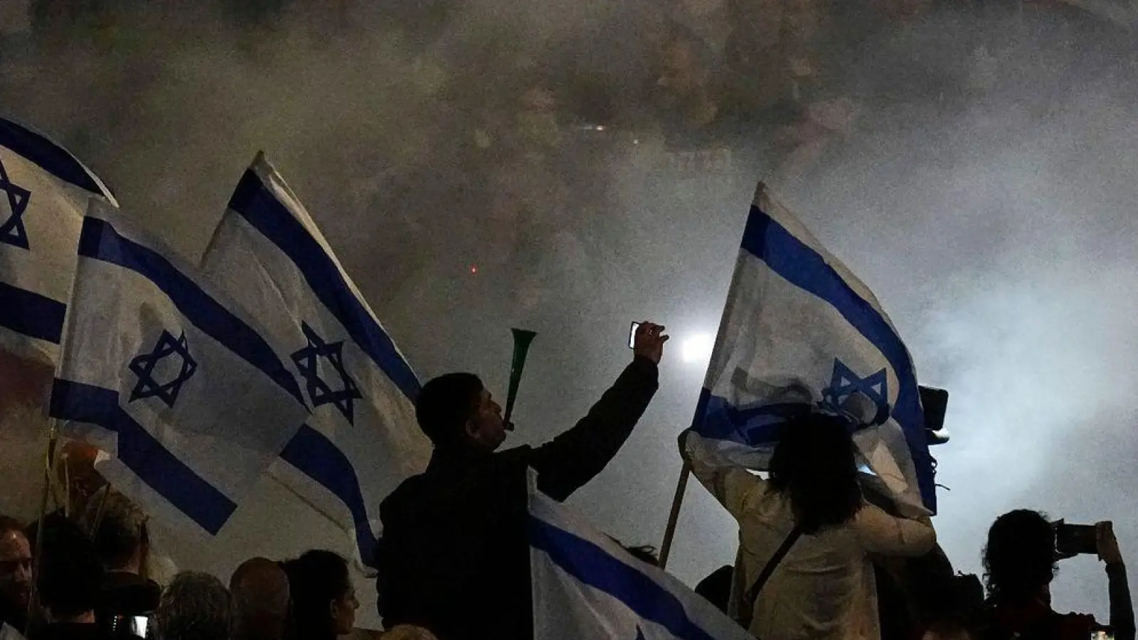 In Tel Aviv protestieren erneut Tausende gegen die Regierung des israelischen Ministerpräsidenten Netanjahu. (Foto: Ariel Schalit/AP)