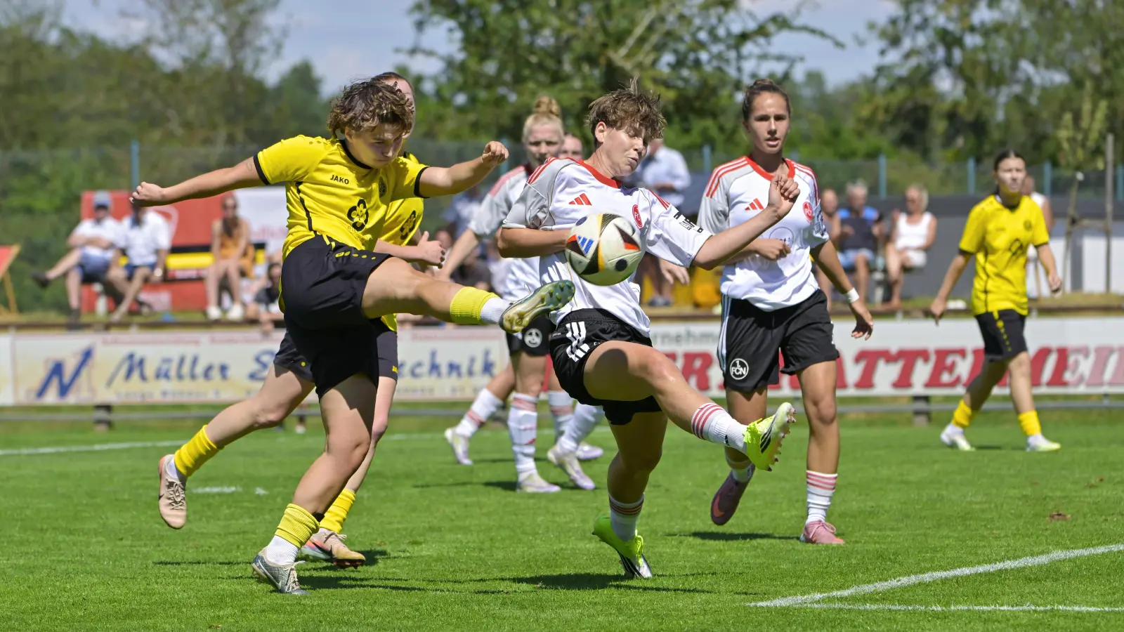 Pia Schneider (links) hatte mit einem Lattentreffer noch die beste Torchance für den SV Weinberg bei der 0:6-Niederlage gegen den 1. FC Nürnberg (vorne Lara Wedler). (Foto: Martin Rügner)