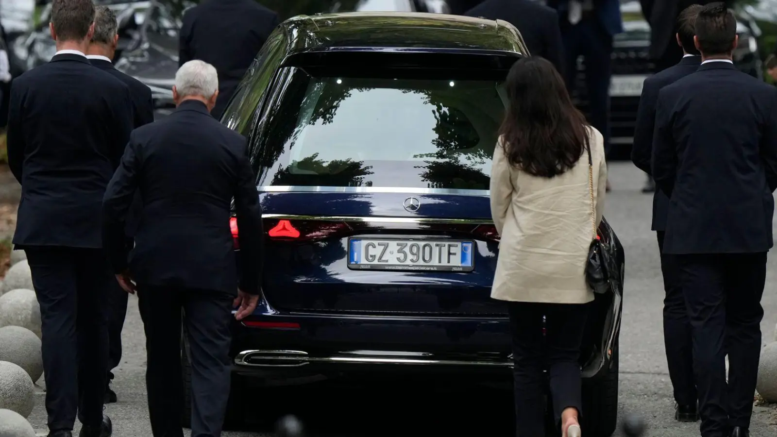 Nur ein kleiner Kreis von Angehörigen, Freunden und engsten Mitarbeitern von Armani waren zur Feier eingeladen. (Foto: Luca Bruno/AP/dpa)