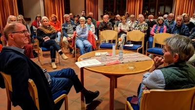 Was Dr. Anna Abitbol im Gespräch mit Pfarrer Dr. Oliver Gußmann zu erzählen hatte, stieß auf reges Interesse. Die Veranstaltung ging im Gemeindehaus St. Jakob über die Bühne. (Foto: Jürgen Binder)