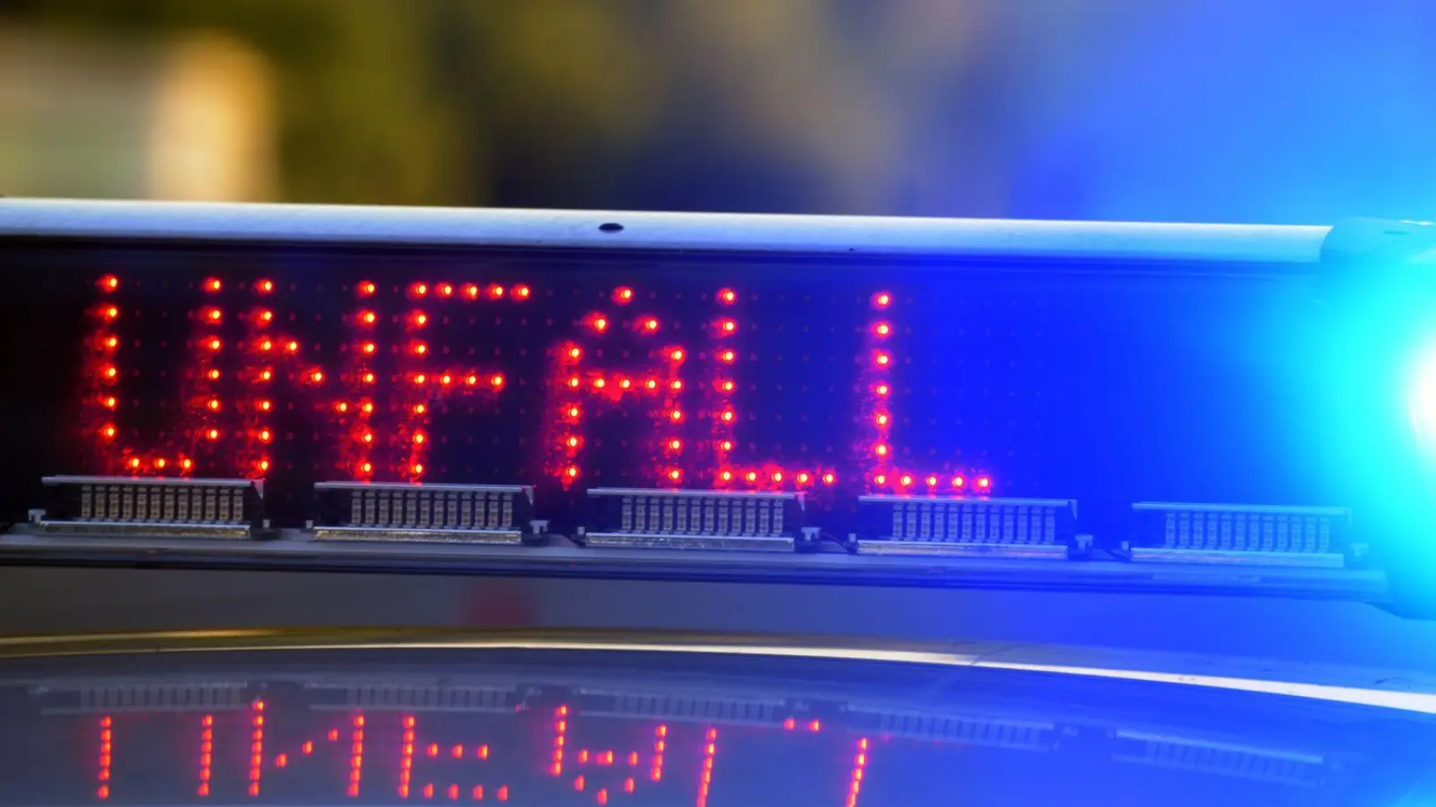 Polizei und Rettungskräfte rückten am Morgen zu einem Unfall in Amberg aus. (Symbolbild) (Foto: Stefan Puchner/dpa)