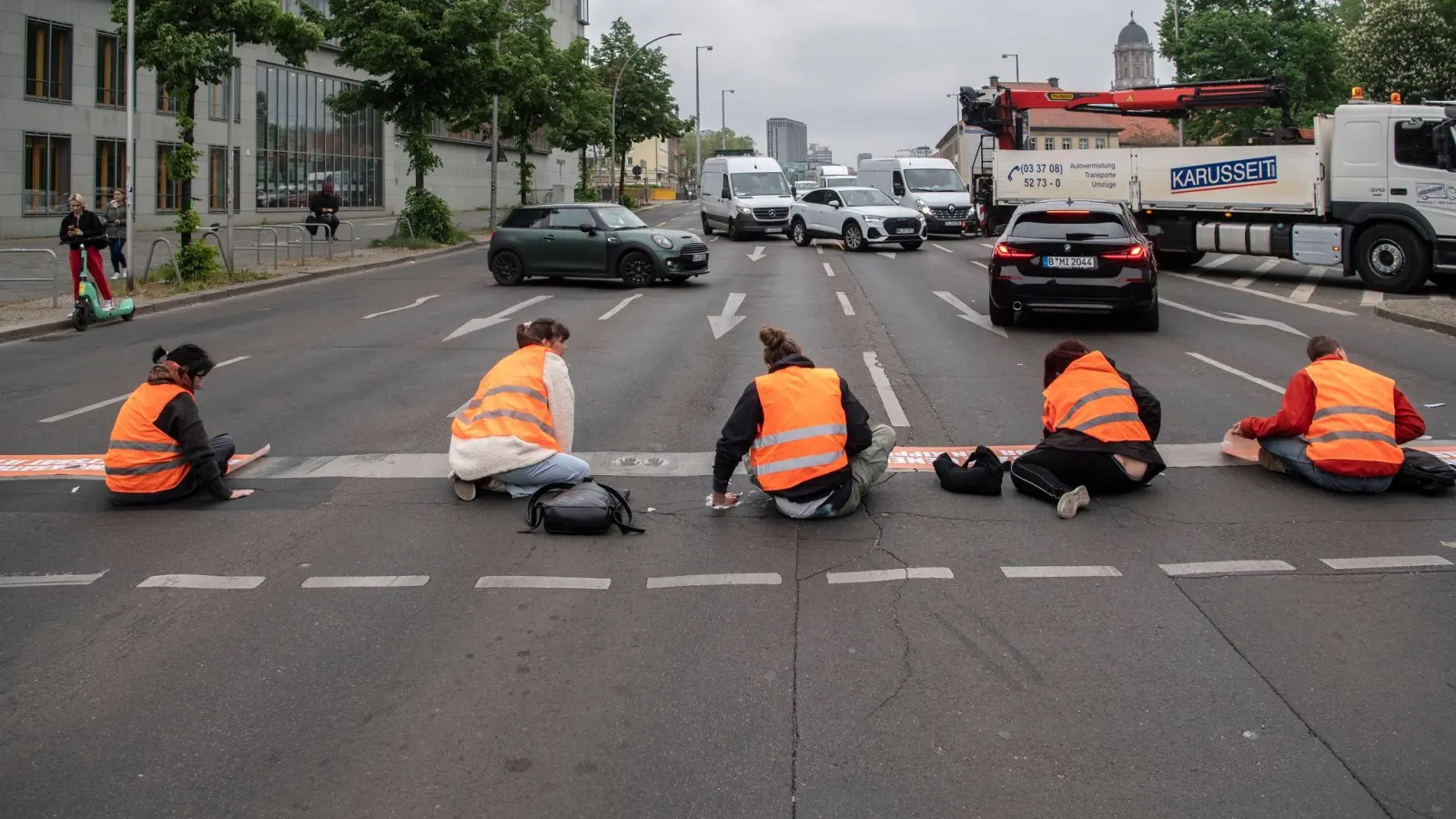 Aktivisten der Letzten Generation während einer Straßenblockade. (Foto: Paul Zinken/dpa)