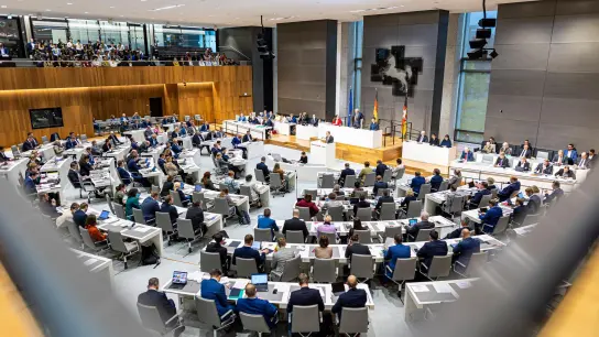 Abgeordnete nehmen im Plenarsaal an einer Sitzung des Landtags in Niedersachsen teil. (Foto: Moritz Frankenberg/dpa)