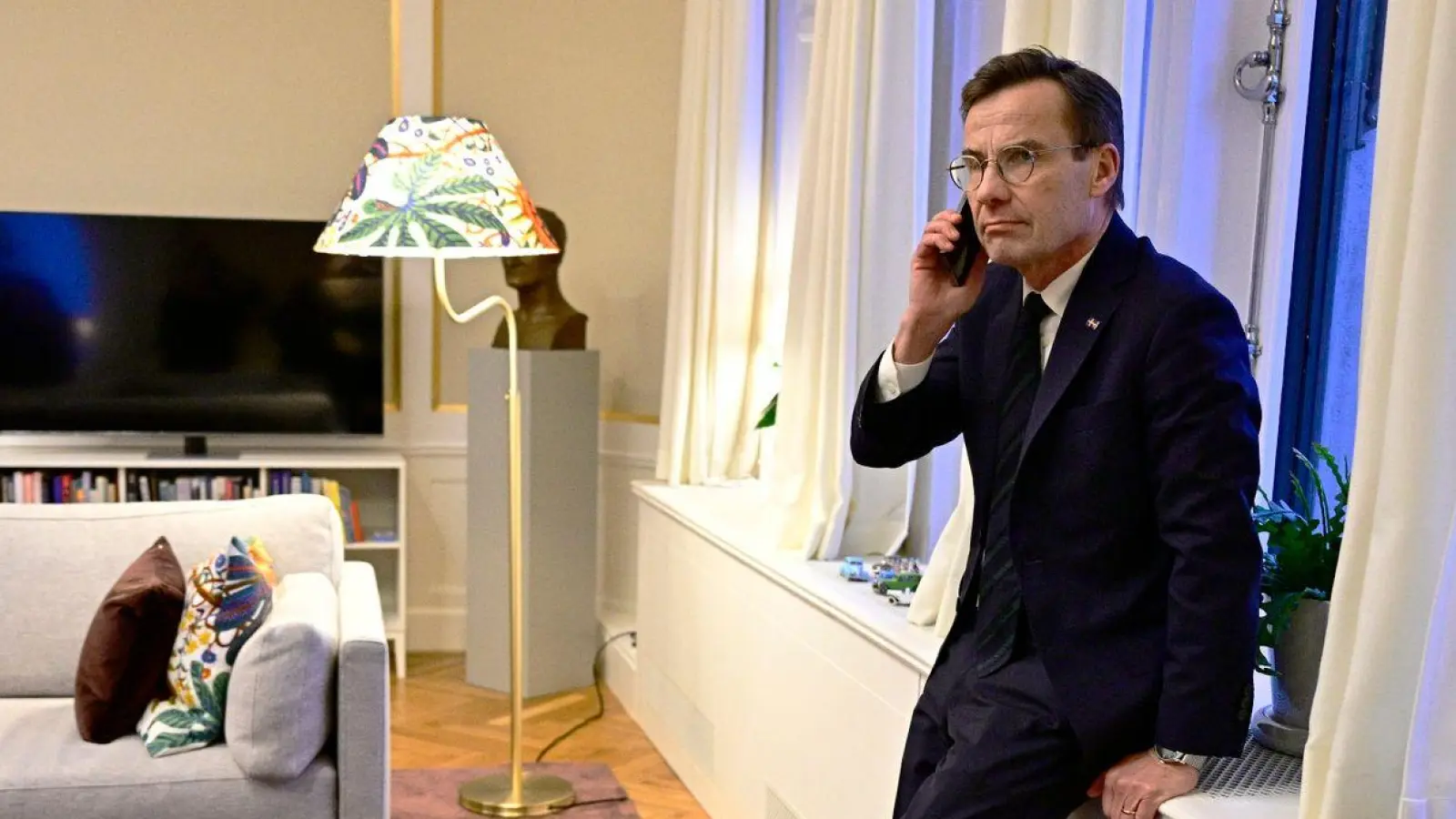 Ulf Kristersson, Ministerpräsident von Schweden, telefoniert, als er  im Regierungssitz in Stockholm die Information erhält, dass das ungarische Parlament für die Ratifizierung des schwedischen NATO-Beitritts gestimmt hat. (Foto: Magnus Lejhall/TT News Agency/AP/dpa)