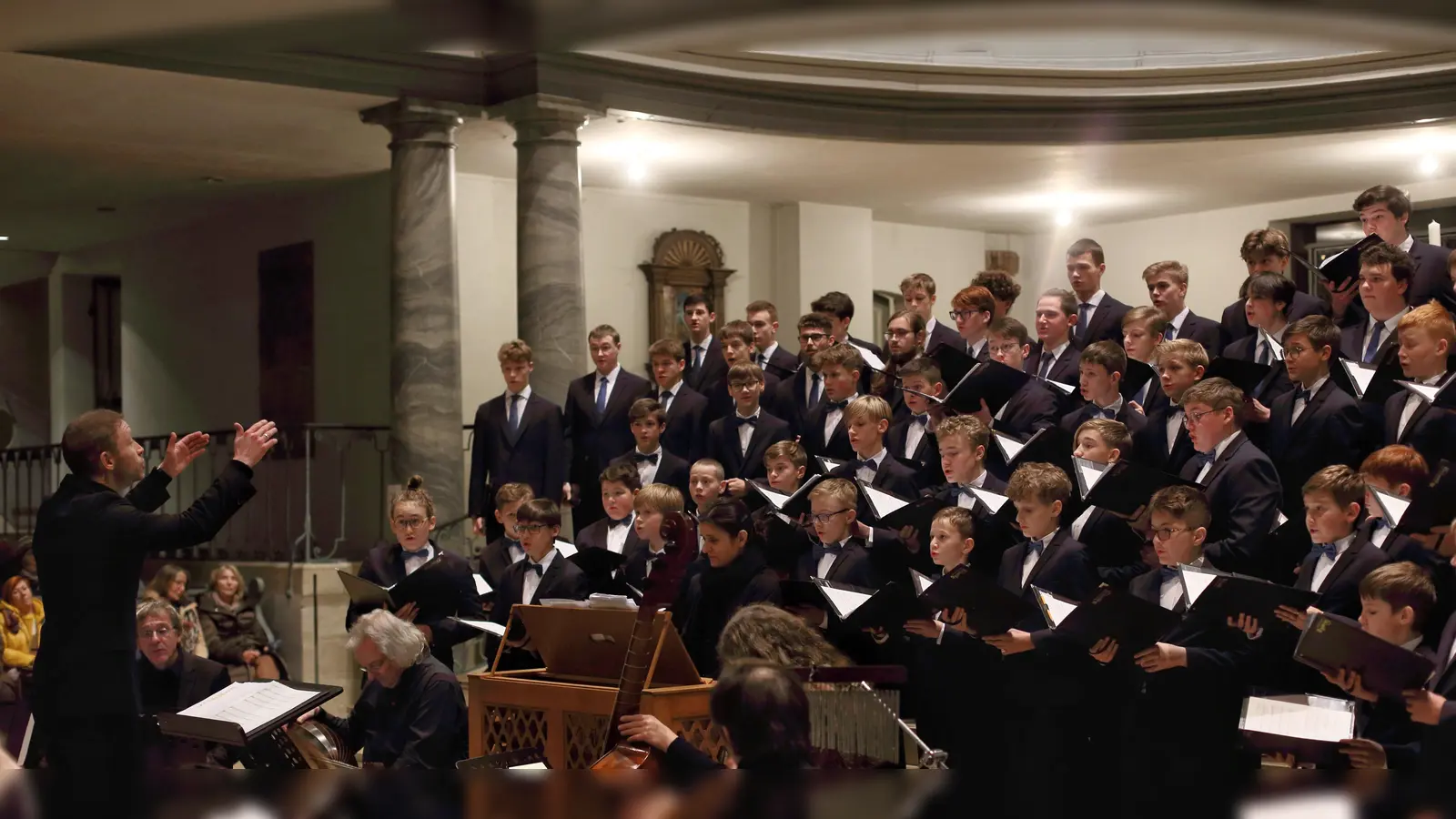 Führen am Sonntag beim Jubiläumskonzert in der Ansbacher Gumbertuskirche zwei Sätze der Puccini-Messe auf: Ludwig Böhme und der Windsbacher Knabenchor. (Foto: Thomas Wirth)