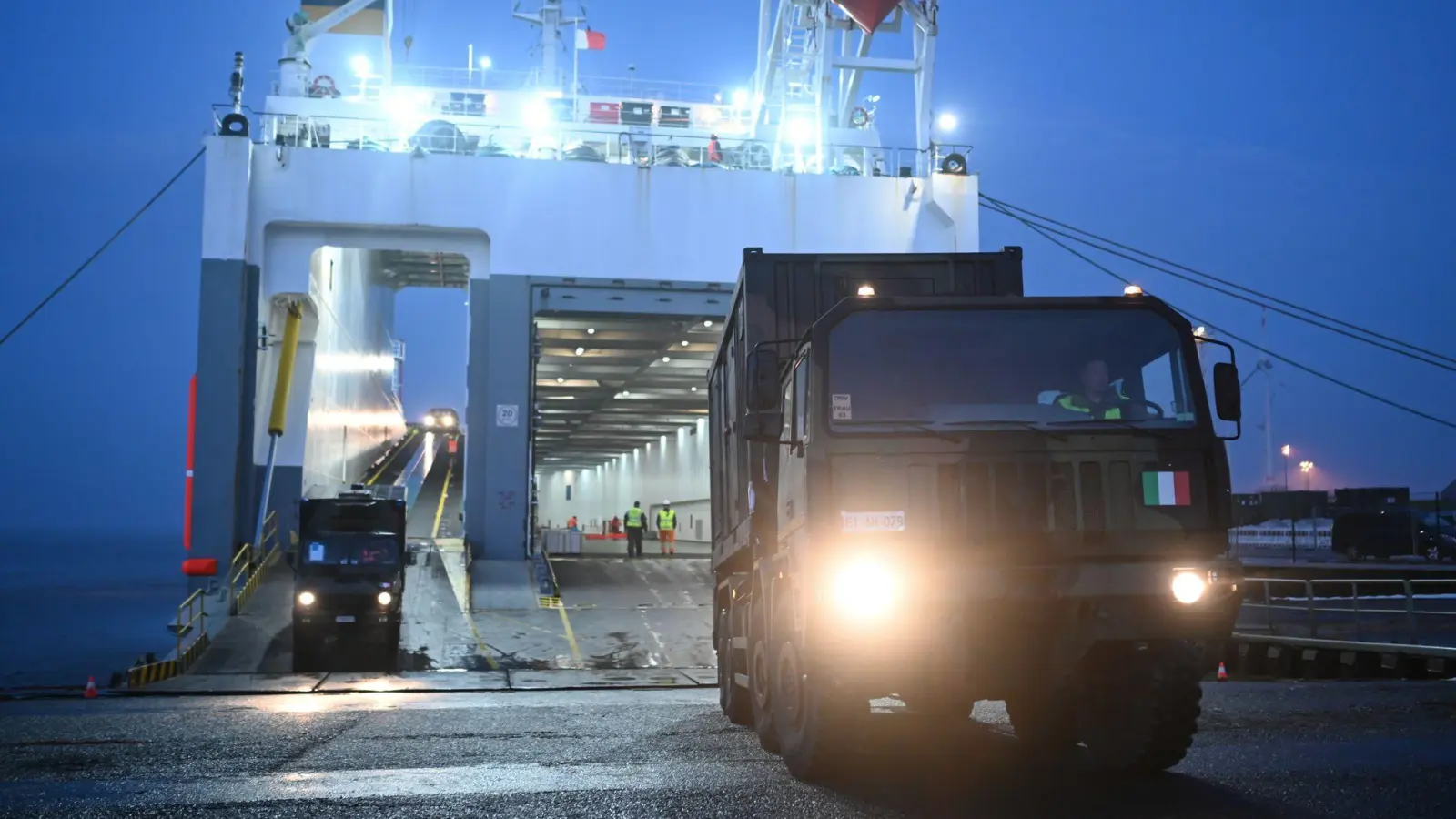 Erste Militärfahrzeuge sind in Emden angekommen.  (Foto: Lars Penning/dpa)