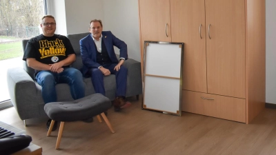 Hauskoordinator Philipp Gawellek (links) und Hans Herold, Vorsitzender des Aufsichtsrats der Lebenshilfe, haben auf dem Sofa in einem der modernisierten Wohnheimzimmer Platz genommen, in das demnächst wieder jemand einziehen wird. (Foto: Ute Niephaus )