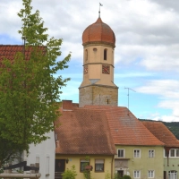 Weithin sichtbar ist die St.-Johannis-Kirche in Aufkirchen, deren ältester Ursprung ins 14. Jahrhundert zurückreicht. (Foto: Peter Tippl)