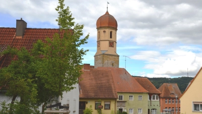 Weithin sichtbar ist die St.-Johannis-Kirche in Aufkirchen, deren ältester Ursprung ins 14. Jahrhundert zurückreicht. (Foto: Peter Tippl)
