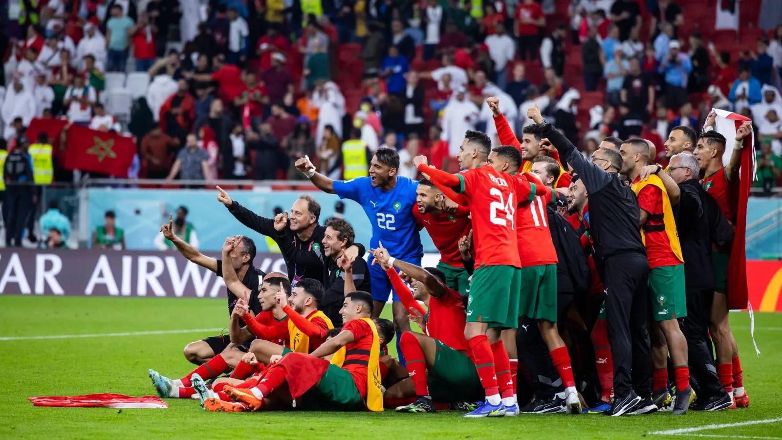 Marokkos Spieler jubeln nach dem Sieg gegen Portugal. (Foto: Tom Weller/dpa)