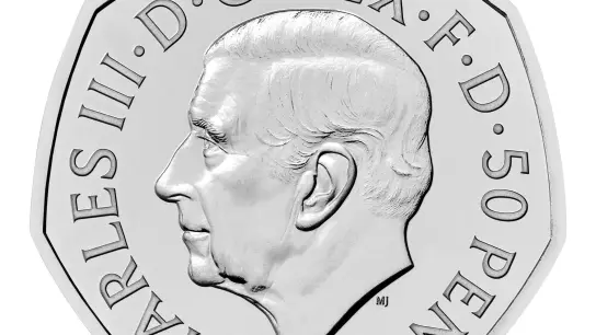 Die Vorderseite der neuen 50-Pence-Münze zeigt das Porträt von König Charles III. (Foto: The Royal Mint/PA Media/dpa)