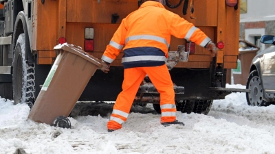 Feuchte Bioabfälle neigen dazu, bei Kälte in der Tonne festzufrieren. (Foto: Jan Woitas/dpa/dpa-tmn)