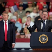 Döllner mit Trump - „weit mehr als eine Frage des schlechten Geschmacks“. (Archivbild) (Foto: Mike Stewart/AP/dpa)