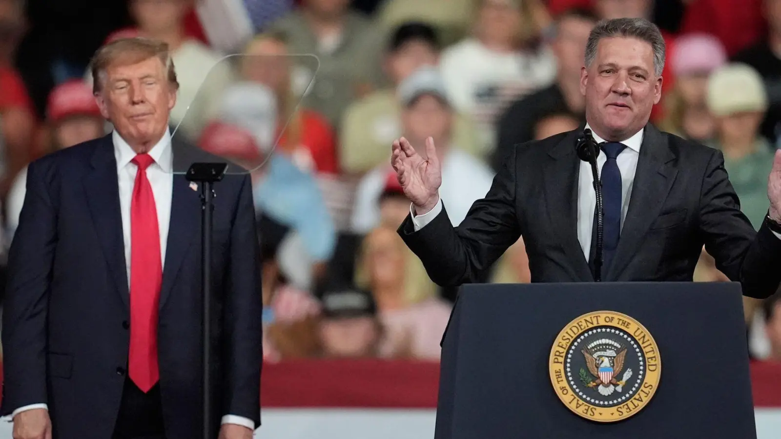 Döllner mit Trump - „weit mehr als eine Frage des schlechten Geschmacks“. (Archivbild) (Foto: Mike Stewart/AP/dpa)