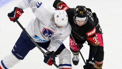 Die DEB-Auswahl um NHL-Profi JJ Peterka (r) musste sich Frankreich geschlagen geben. (Foto: Swen Pförtner/dpa)