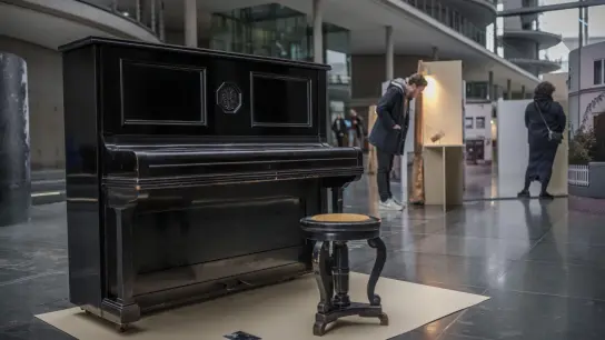 Das Klavier der Familie Margulies in der Ausstellung „Sechzehn Objekte - Siebzig Jahre Yad Vashem” im Bundestag. (Foto: Michael Kappeler/dpa)
