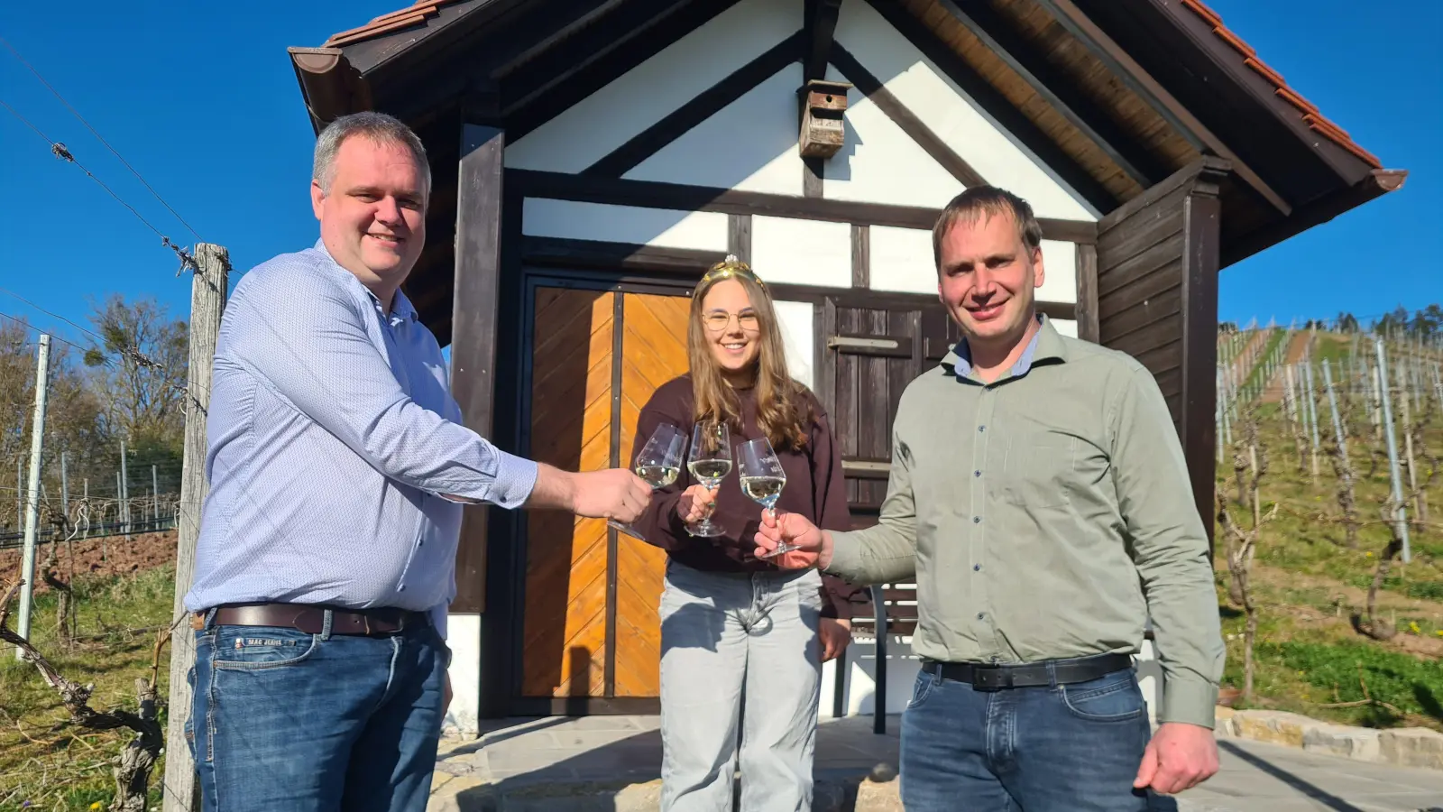 Freuen sich über den Königinnenwein (von links): Ipsheims Weinbauverein-Vorsitzender Stefan Eber, Weinkönigin Selina Steinmüller und Thomas Kreiselmeyer, in dessen Betrieb der Wein entstanden ist. (Foto: Anna Franck)