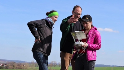 Dorothea Brüggenwirth, Tobias Meyer und Andrea Rumpel beim Drohnenflug in Obernzenn. (Foto: Antonia Müller)