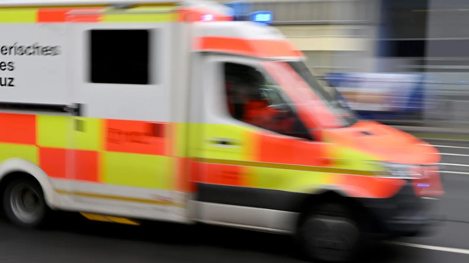 Trotz medizinischer Hilfe starb der Mann noch auf der Autobahn. (Symbolbild) (Foto: Peter Kneffel/dpa)