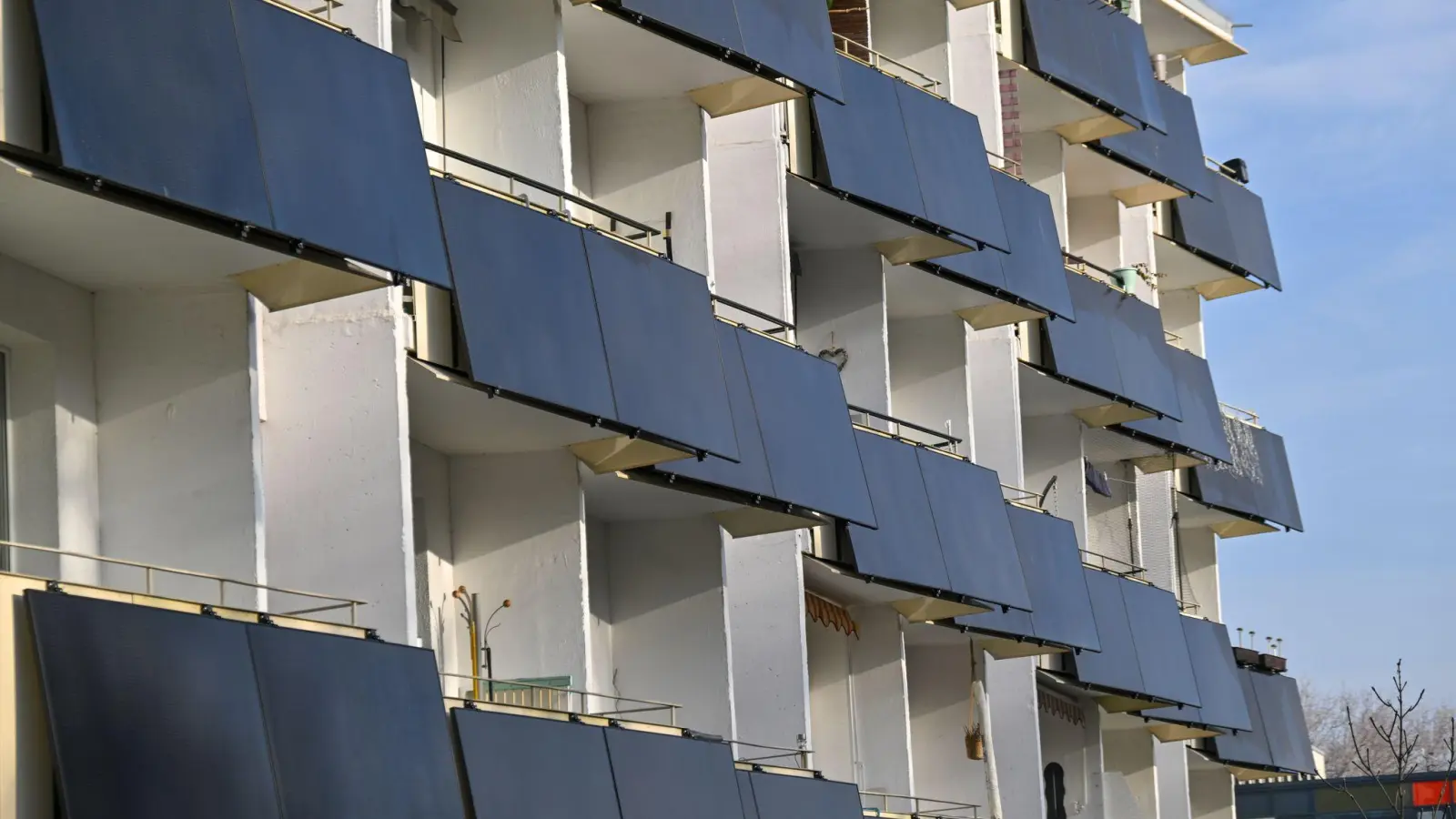 Balkonkraftwerke boomen - inzwischen gibt es eine Million der kleinen Solaranlagen. (Foto: Martin Schutt/dpa)