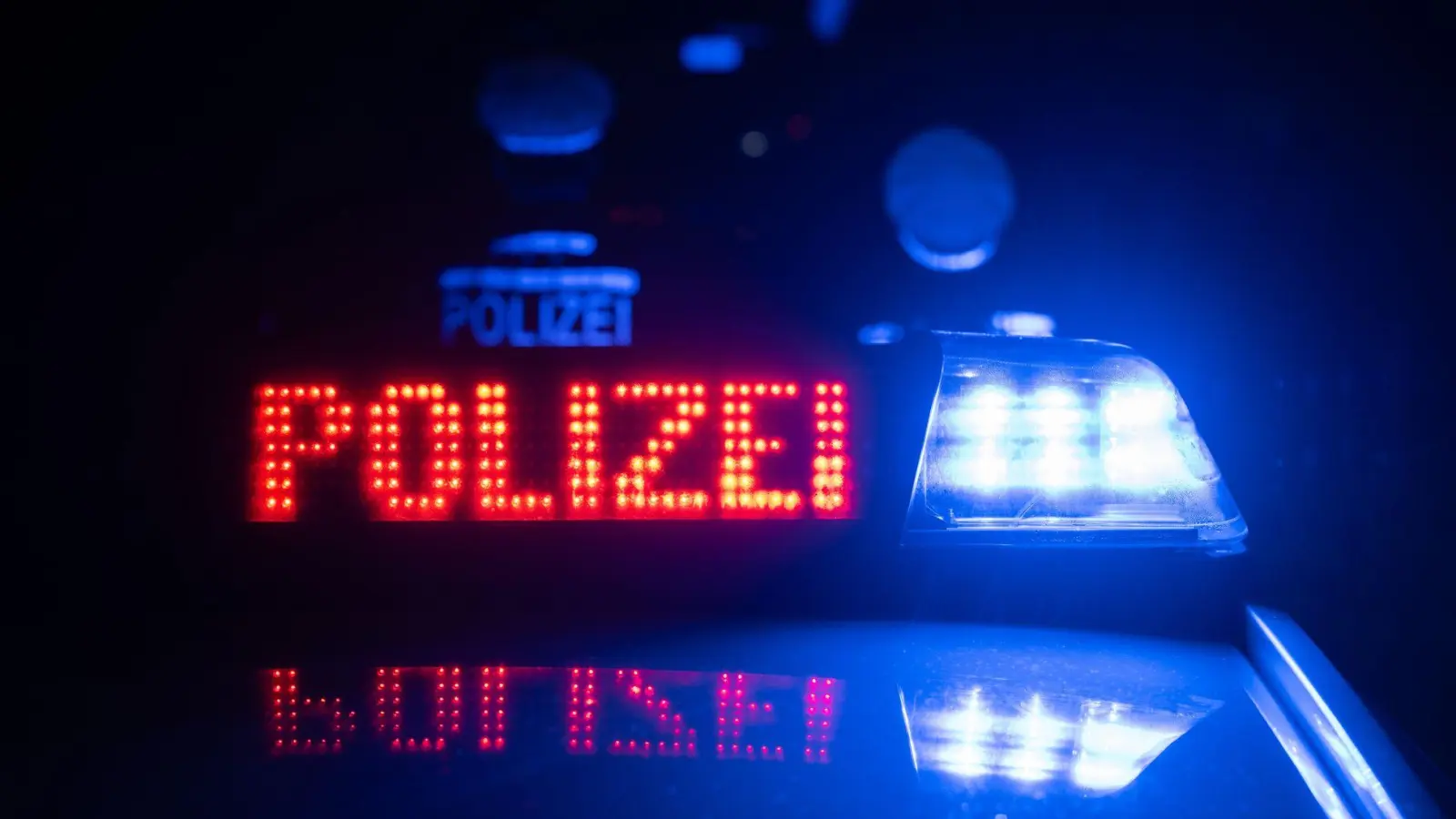 Einer der Gäste wird verletzt. (Symbolbild) (Foto: Marijan Murat/dpa)